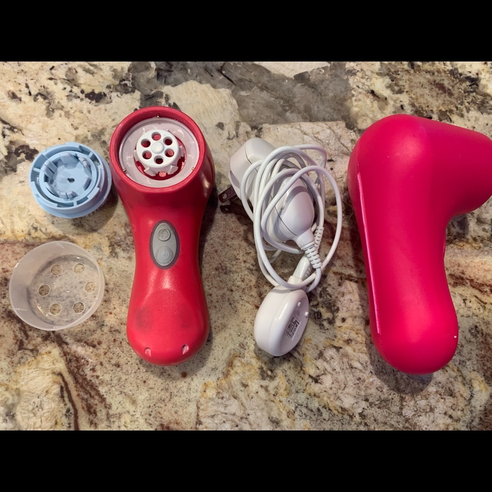 Clarisonic Mia 2 works GREAT!